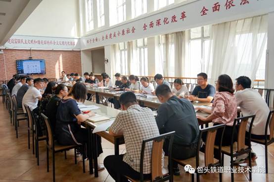 图片包含 室内, 地板, 人员, 人物描述已自动生成