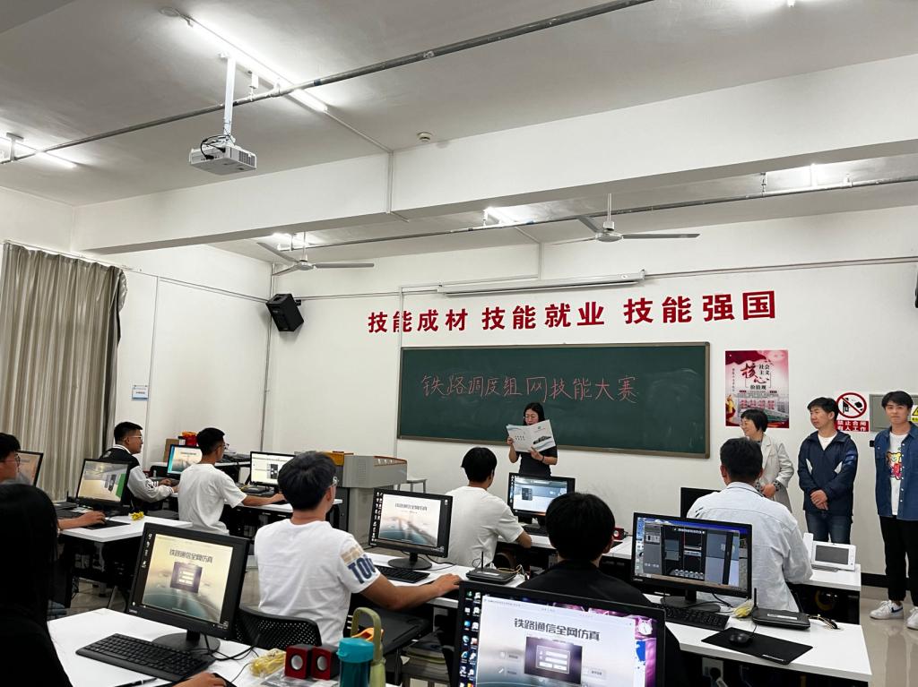 人们在看台上的人在桌子前低可信度描述已自动生成