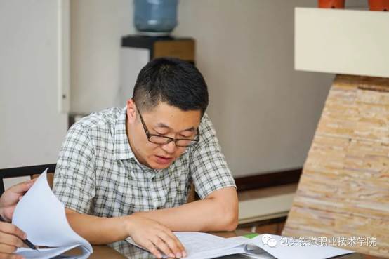 图片包含 就坐, 人员, 餐桌, 室内描述已自动生成