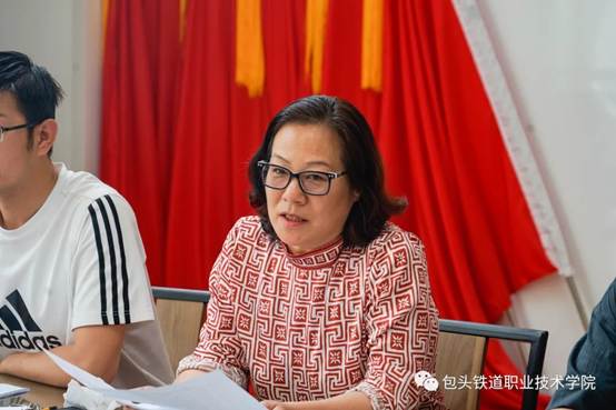 图片包含 人员, 窗帘, 室内, 就坐描述已自动生成